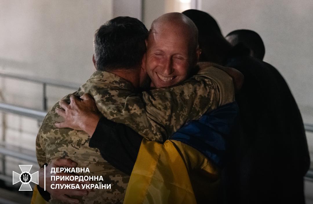 Не віриться, що ми вдома: захисники поділились першими емоціями після повернення з полону