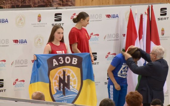 Срібна призерка з боксу українка Діана Петренко під час нагородження підняла прапор «Азову»