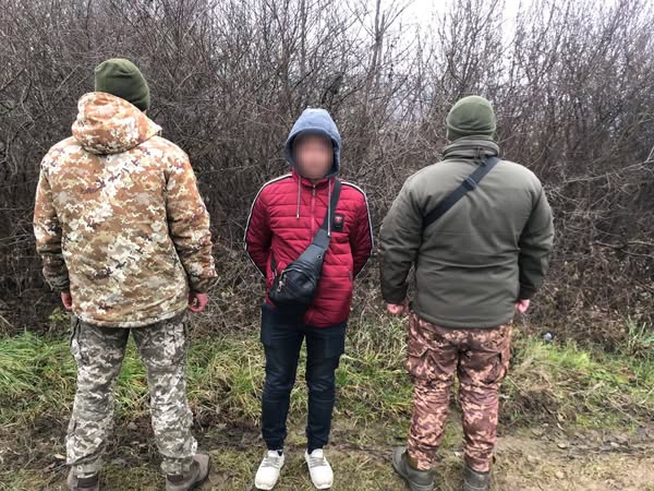 Зафіксувала фотопастка: на кордоні зі Словаччиною прикордонники затримали 33-річного іноземця (фото)