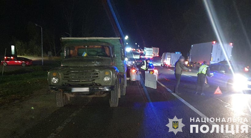 Біля Львова вантажівка на смерть збила пішохода