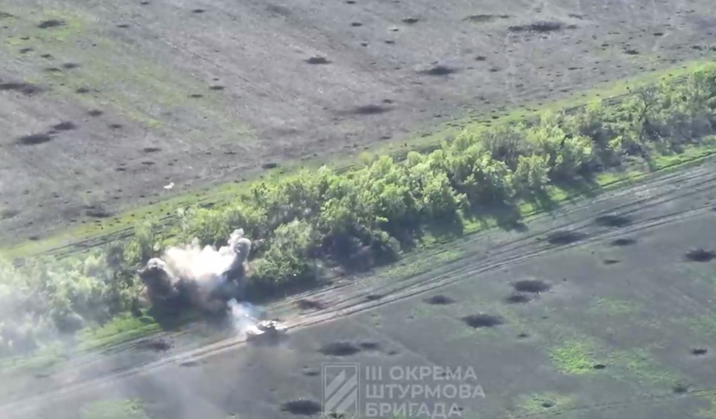 Українські штурмовики танками розтовкли росіян у посадці. Відео