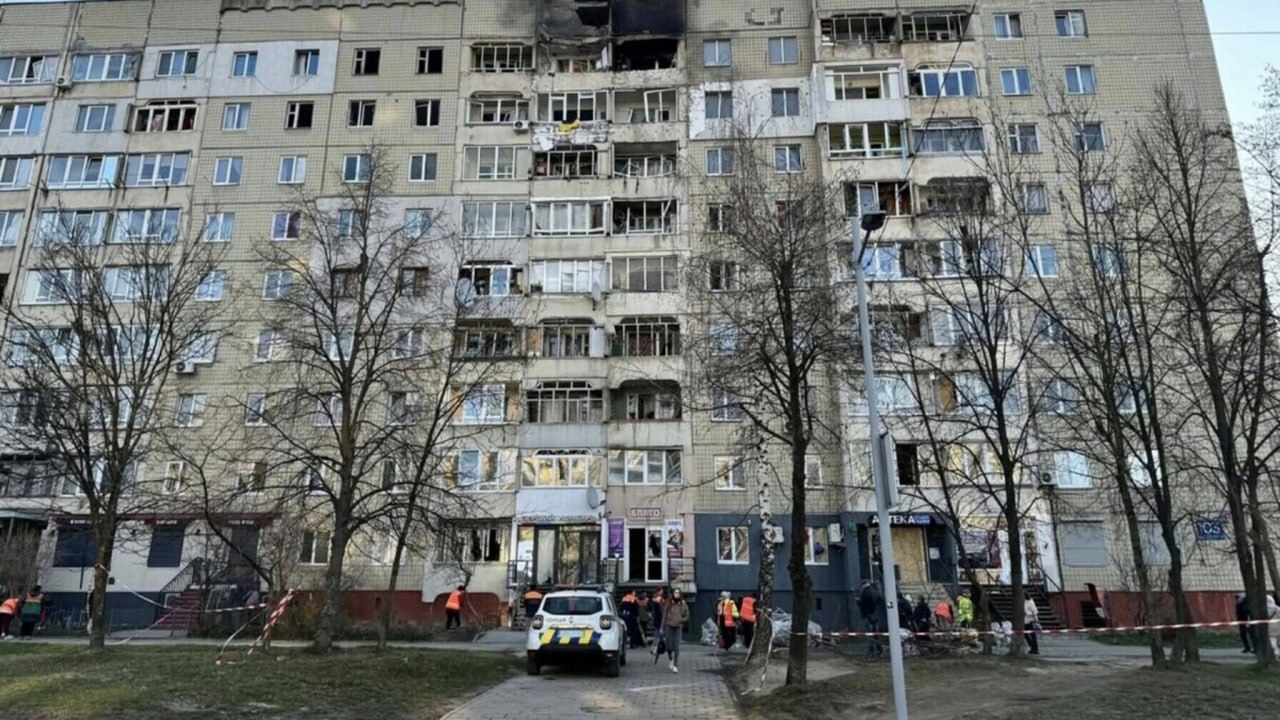 Вікна та двері за кошт громади: як отримати допомогу після обстрілів у Львові