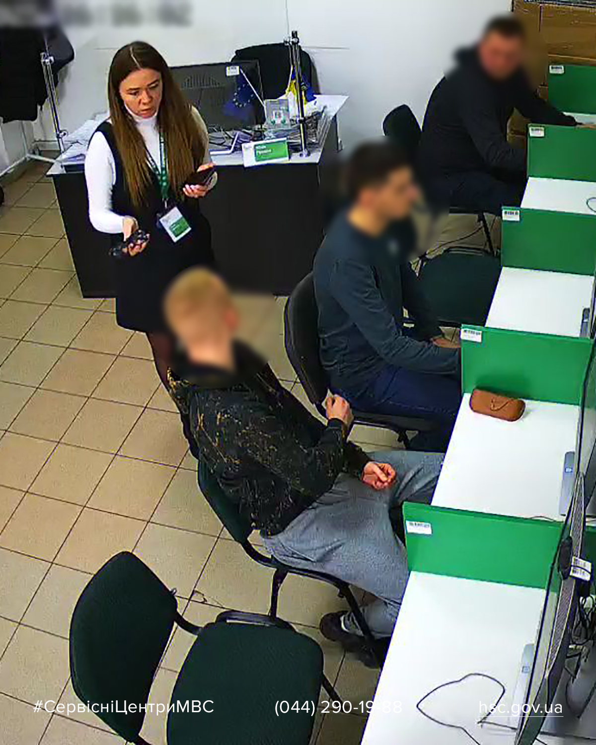 Мешканець Львова прийшов складати іспит на права у «шпигунських» окулярах (фото)