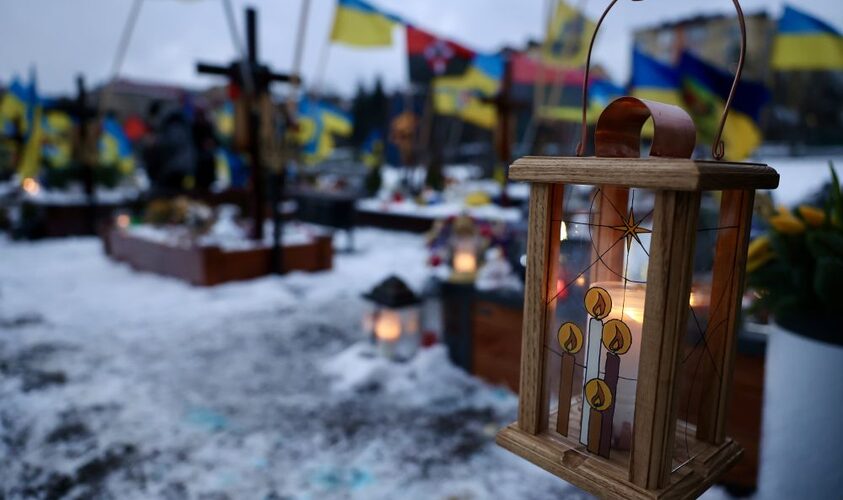 У Львові Вифлеємський вогонь запалили на могилах загиблих Героїв