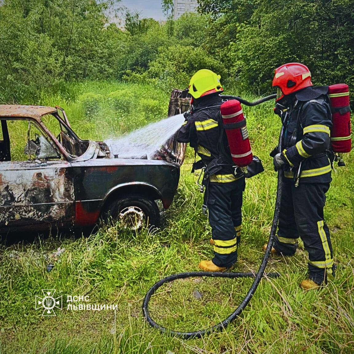 У Львові на території гаражного кооперативу згорів автомобіль