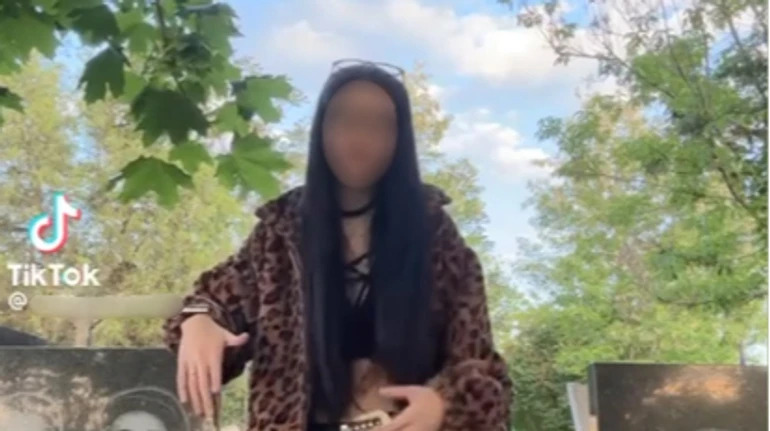 У Дніпрі 17-річна дівчина танцювала на кладовищі під російську пісню