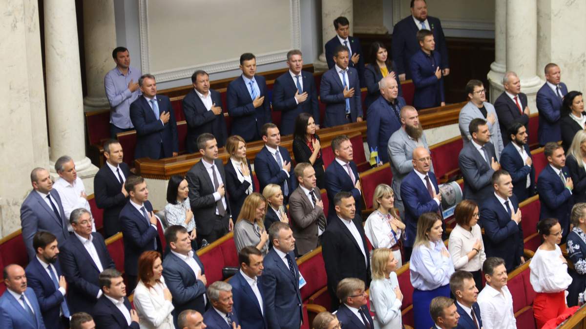 У депутатів ВР понад 4 тисячі помічників, 900 з них – на трудових договорах