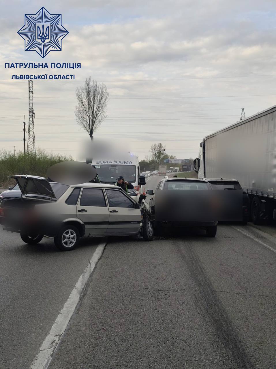 Поблизу Львова сталася потужна автотроща: з'явилося перше фото