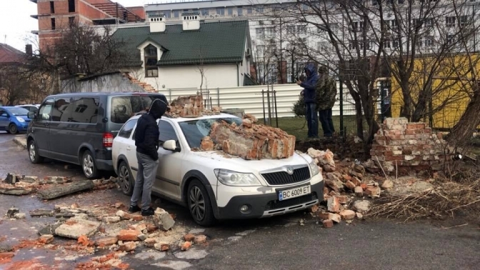 Стіною по авто. Яких лих натворив вітер на Львівщині
