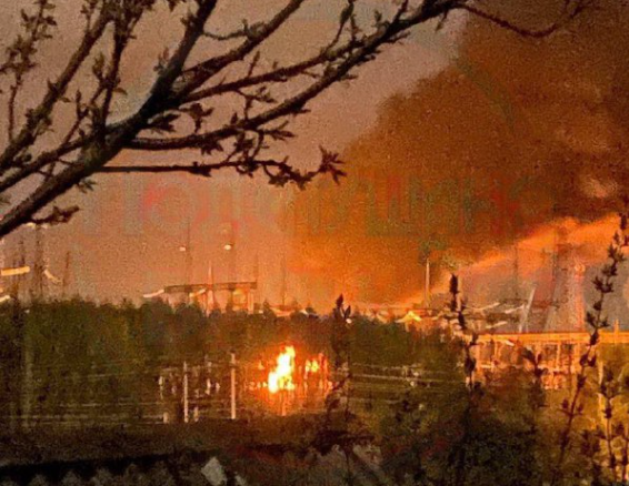 Понад 50 дронів атакували різні регіони Росії: пожежі та вибухи на підстанціях