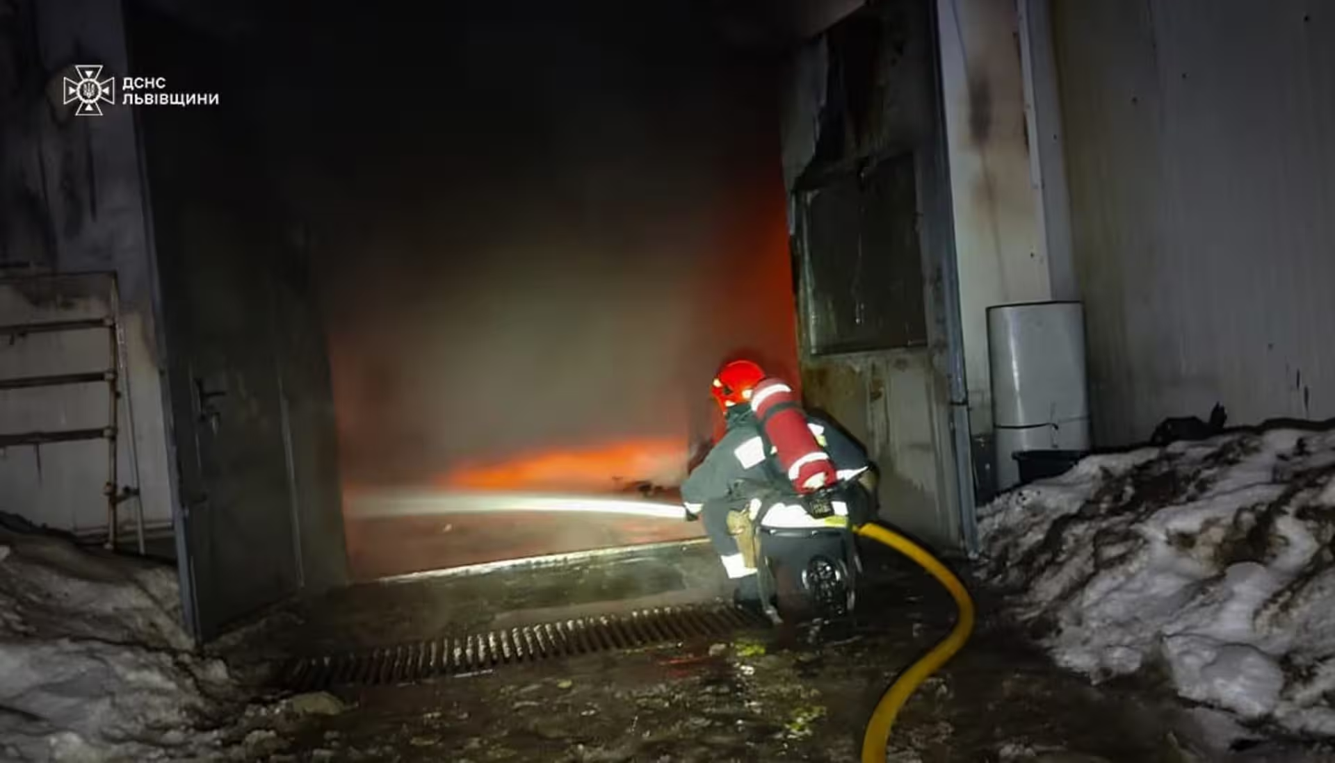 У Львові горіла СТО: з'явилися фото з пожежі