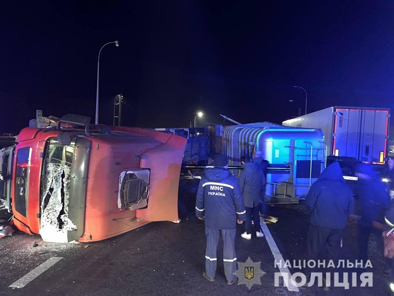 Фура розчавила таксі. У Харкові встановили кількість жертв масштабної ДТП. Оновлено