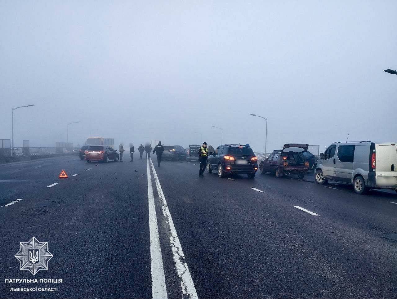У Львові на мості зіштовхнулися понад 20 автівок
