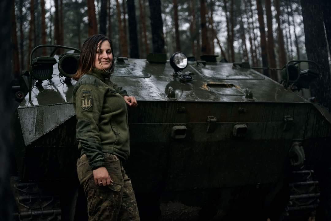 До війни була вчителькою. Вперше жінка очолила артилерійський підрозділ ЗСУ