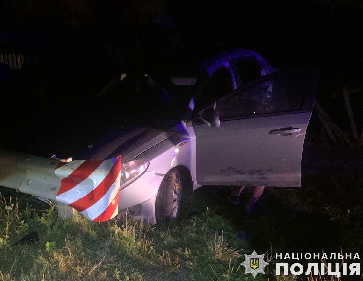 На Львівщині водій автомобіля влетів у стовп та огорожу