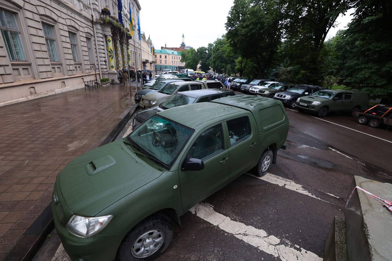 Для вісімдесятки й інших. «Пікапи для миру» приїхали до Львова з Великої Британії