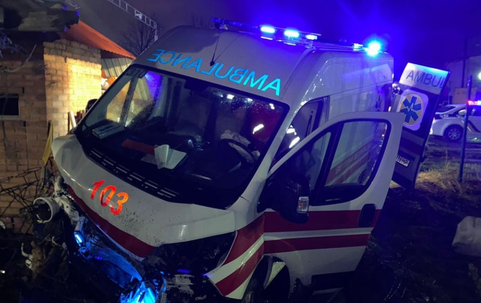 У Львові «швидка» зіткнулася з автівкою: постраждали шестеро людей