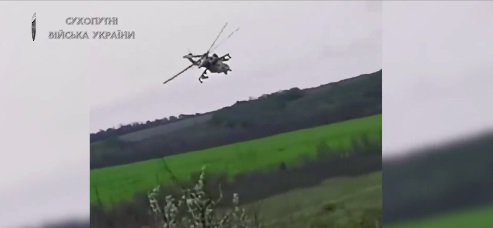 "На борту було 20 поранених, коли влучила ракета". Один із пілотів розповів про деталі спецмісій на "Азовсталь"
