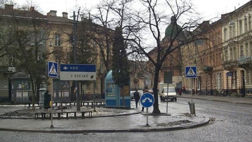 У Львові автомобіль збив 18-річну дівчину, яка заходила в трамвай