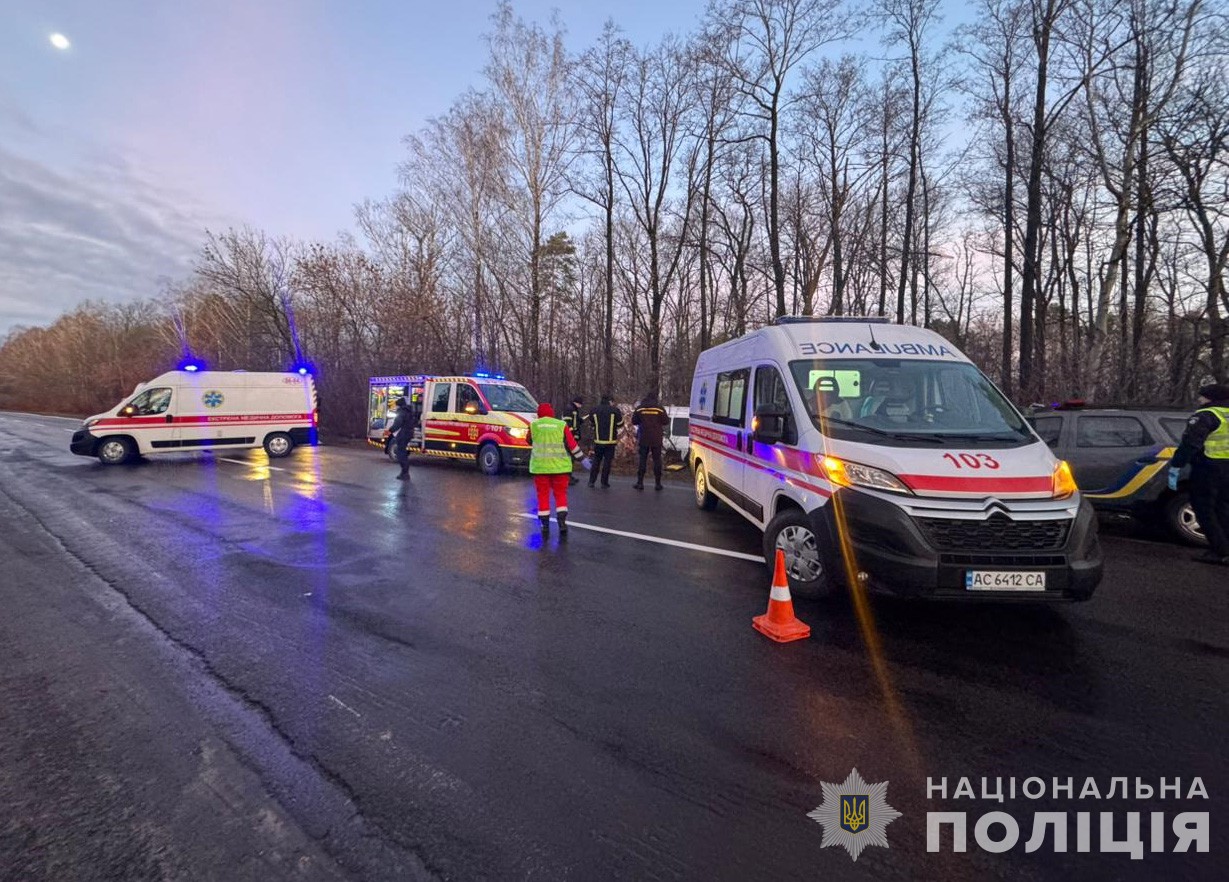 На Волині смертельна ДТП: мікроавтобус з людьми врізався у дерево