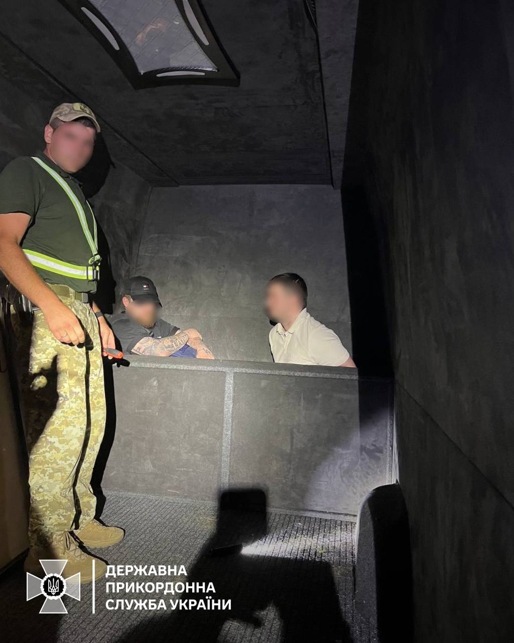 Мешканець Закарпаття намагався переправити за кордон двох ухилянтів разом з цигарками