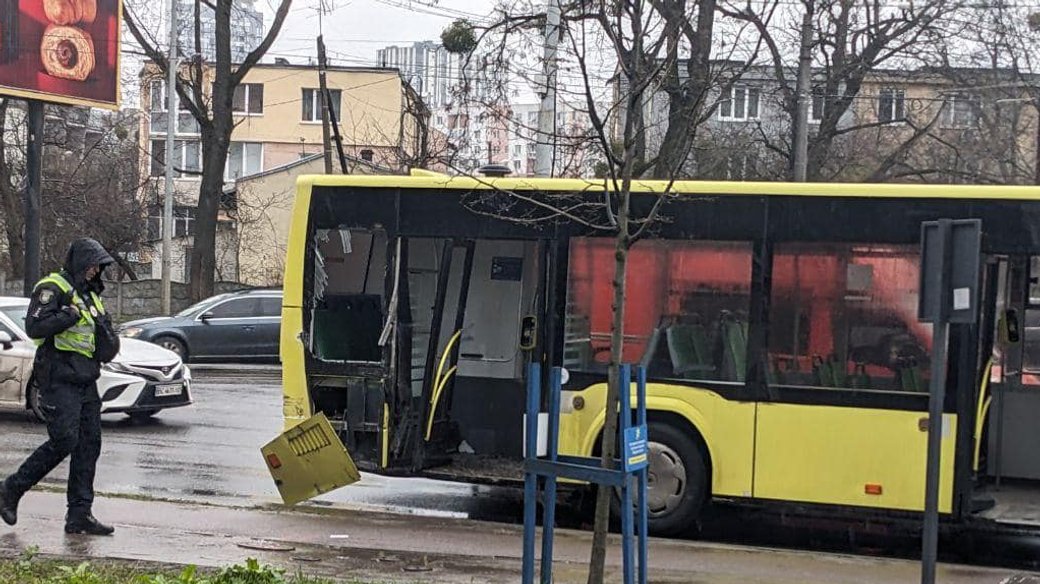 У Львові трамвай не розминувся з маршруткою: двоє пасажирів травмовані