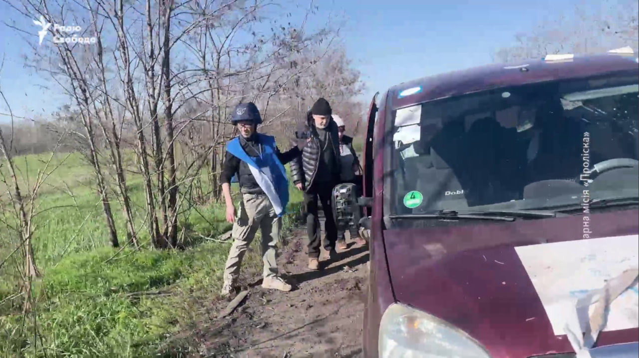 Росіяни атакували евакуаційне авто FPV-дронами — є поранені