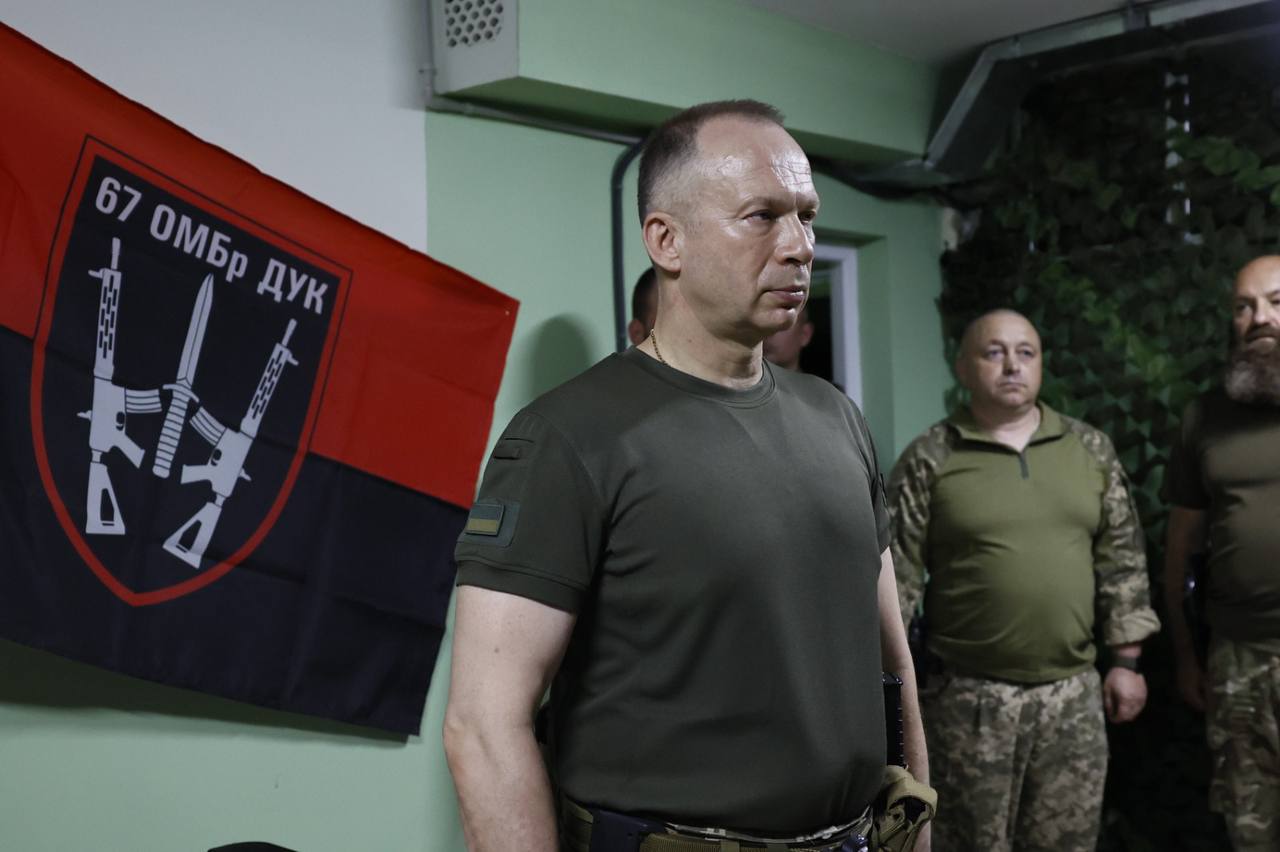 Сирський відвідав бригади, які воюють на складних напрямках