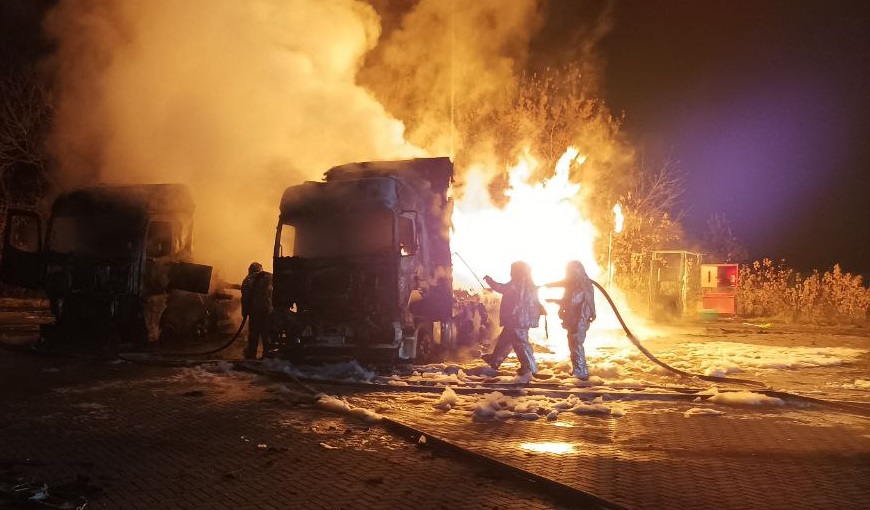 На Харківщині потужний вибух на АЗС знищив вантажівки
