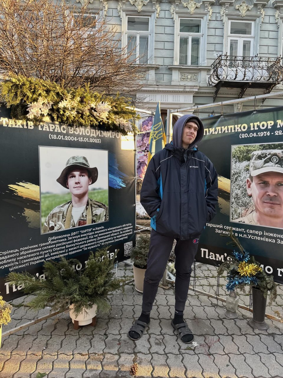 У центрі Івано-Франківська невідомий розгромив місце пам’яті загиблого воїна (відео)