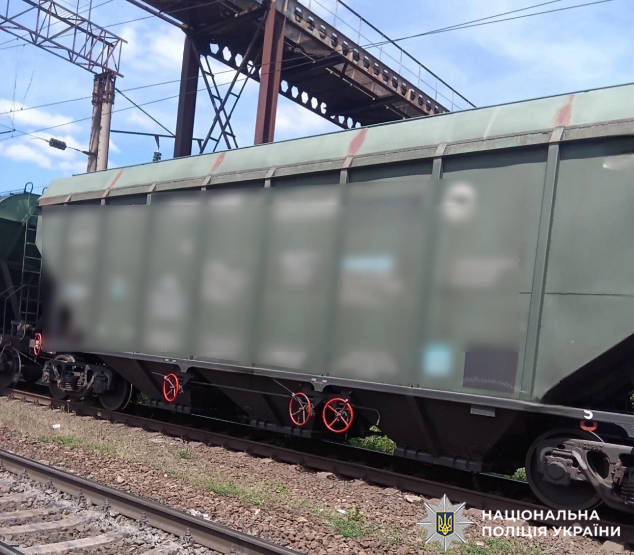 У Хмельницькому 13-річного хлопця вдарило струмом на даху залізничного вагона: дитина у важкому стані