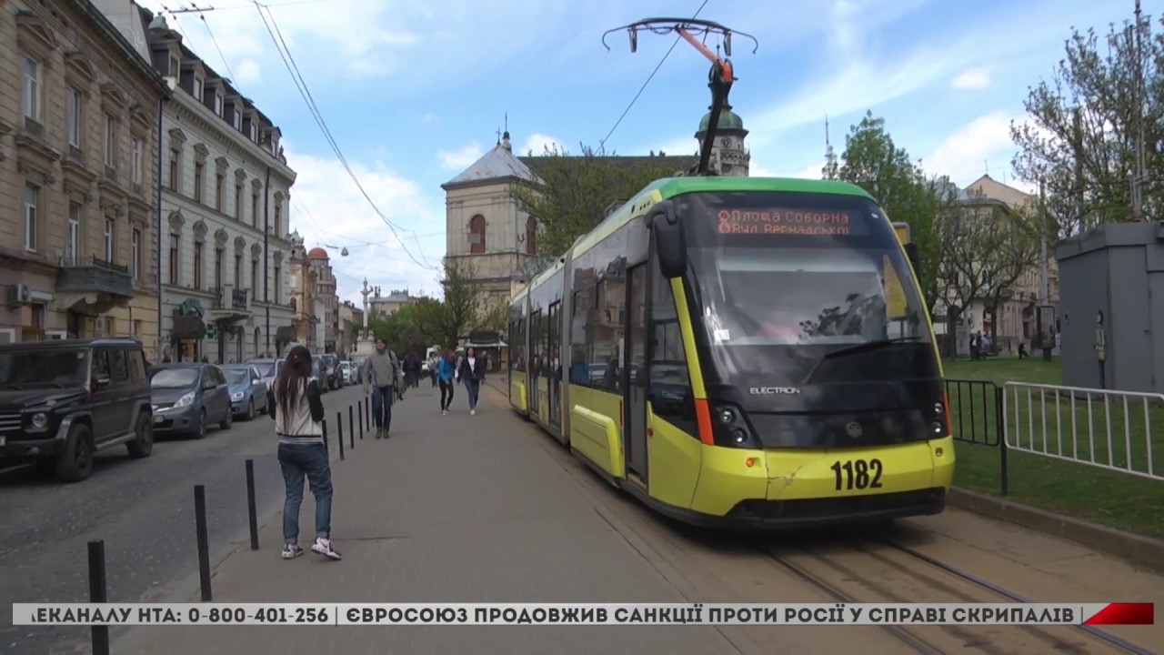 У львівському трамваї чоловіка вдарили ножем у груди: зловмисник втік на зупинці