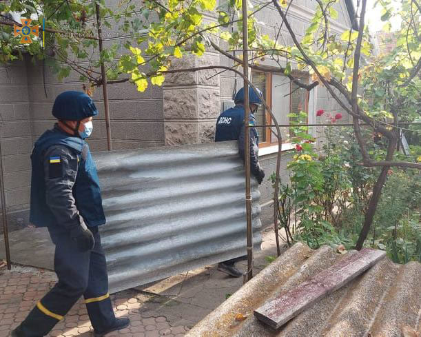 Львівські рятувальники відновлюють зруйноване вибухами житло на Донбасі