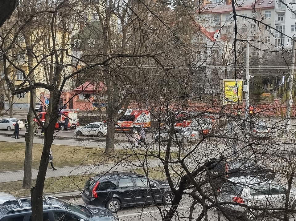 У соцмережах повідомляють, що у Генконсульстві Росії у Львові дипломати спалюють документи. Наживо