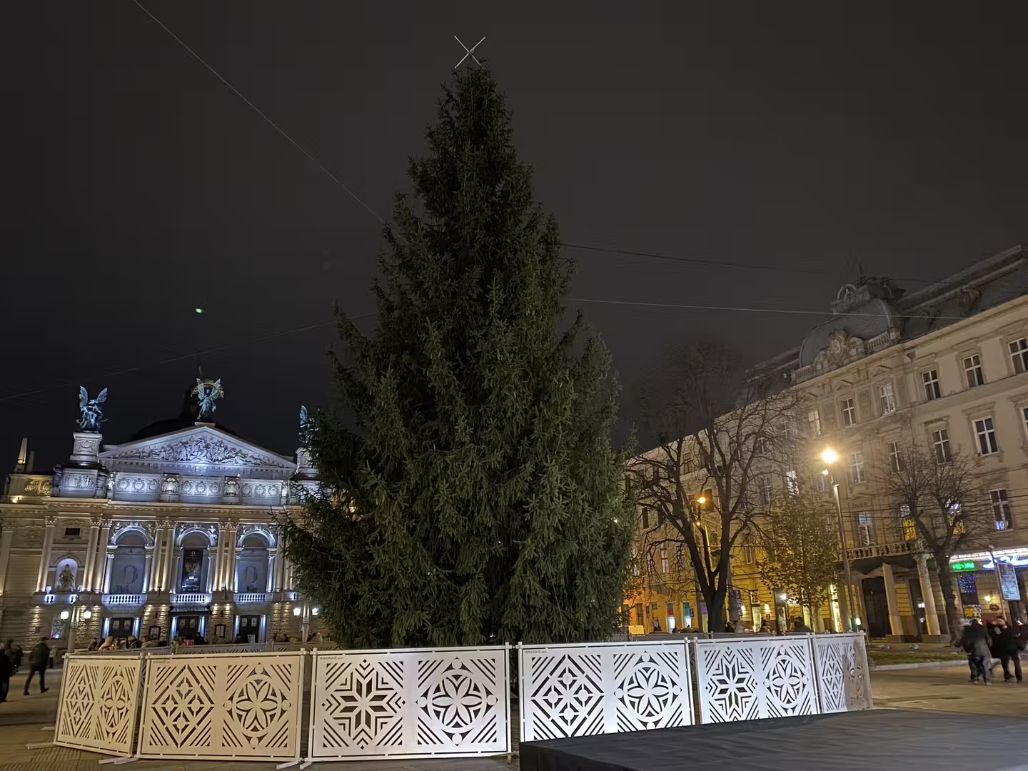 У Львові засвітили головну різдвяну ялинку (відео)