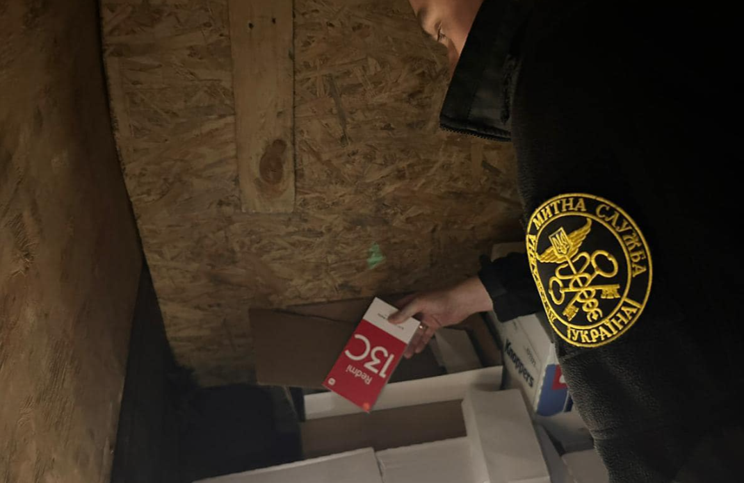 На Львівщині на кордоні з Польщею у мікроавтобусі виявили 200 смартфонів