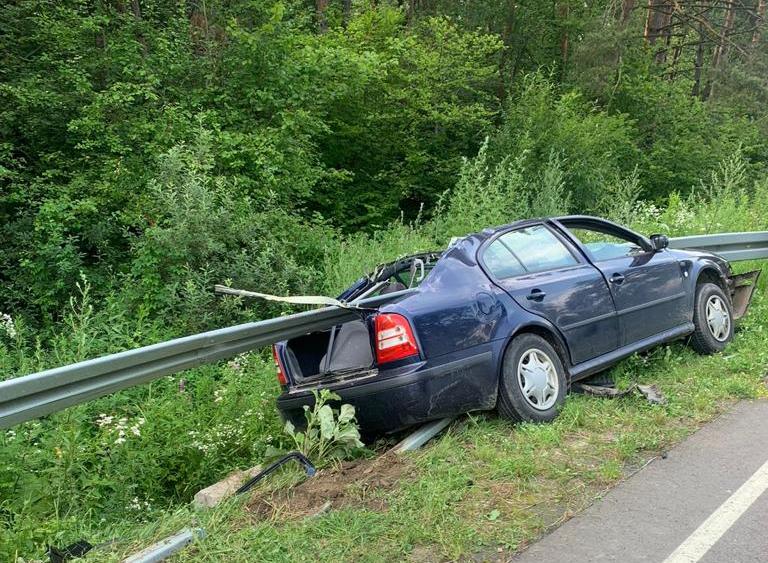 На Львівщині автомобіль влетів у відбійник. Загинув 10-річний школяр
