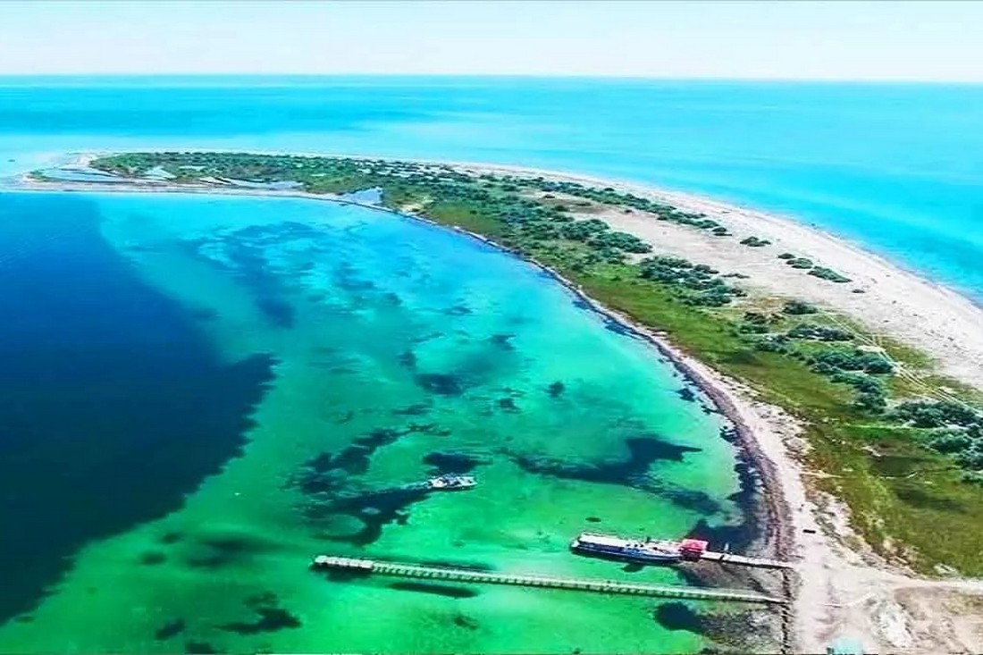 Завезли сотні військових. Росіяни мілітаризували українські "Мальдіви" острів Джарилгач
