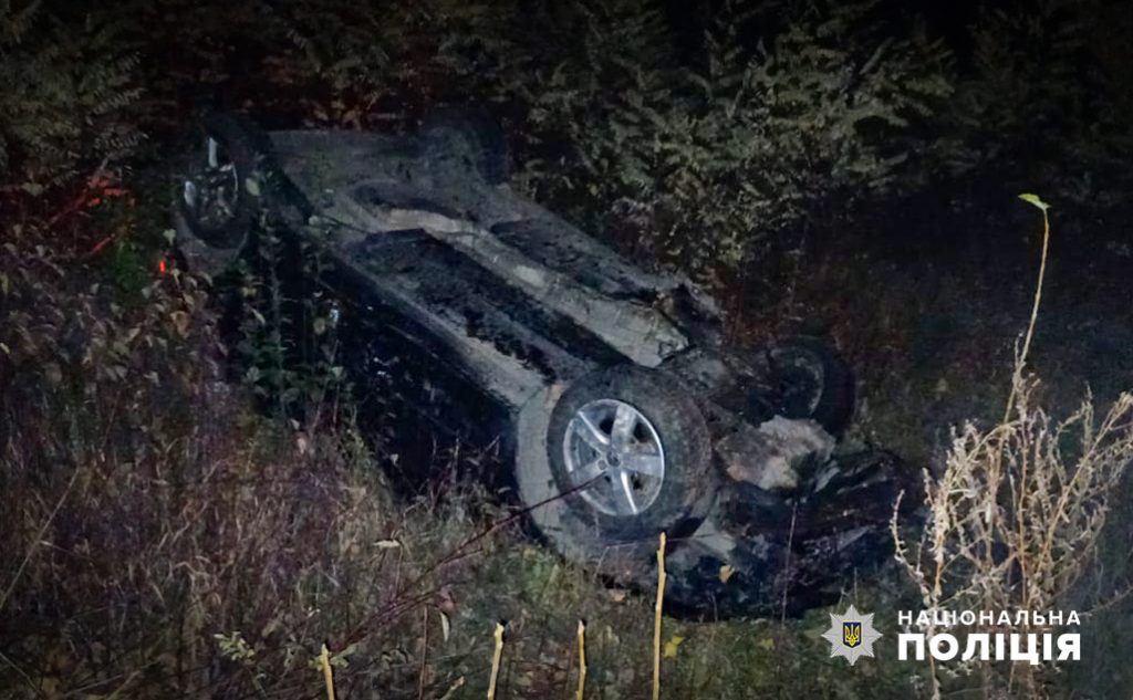 Смертельна аварія на Буковині: водій злетів з моста в річку (фото)