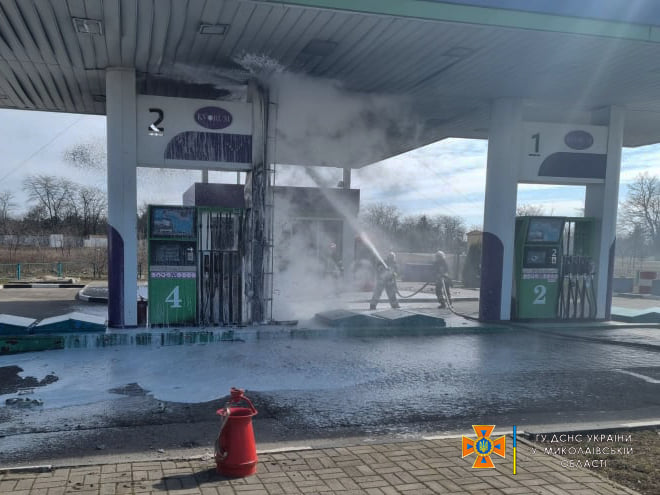 У Миколаєві через обстріл окупантів горіла автозаправка. Є загиблі