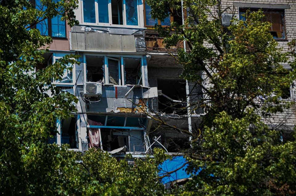 Окупанти влучили у багатоповерхівку в Херсоні. Фото наслідків