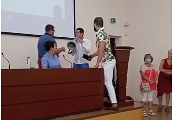 Мер Українки накинувся на активіста через незручні запитання