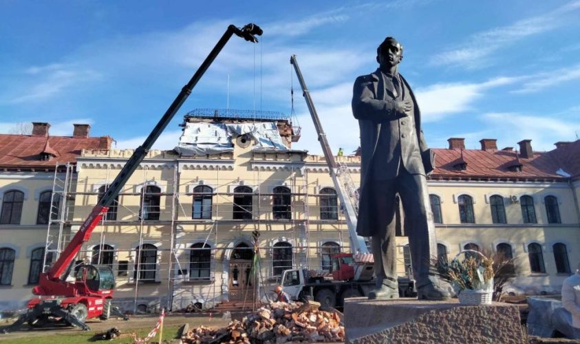 Пошкоджений "Шахедом" корпус університету в Дублянах накриють металевим куполом