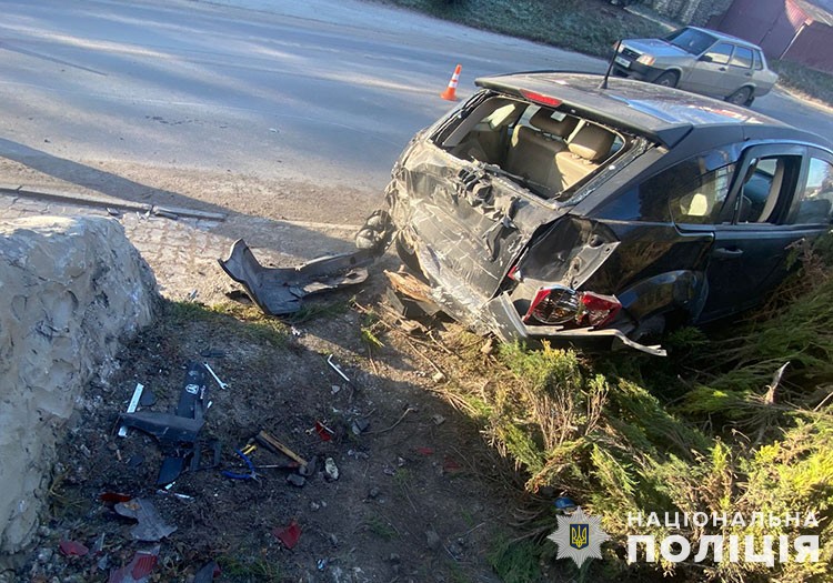 На Тернопільщині водій збив двох дітей на тротуарі: потерпілі у лікарні (фото)