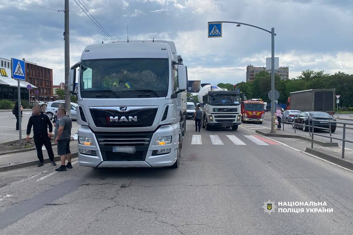 У Вінниці вантажівка розчавила пенсіонерку: фото з місця аварії