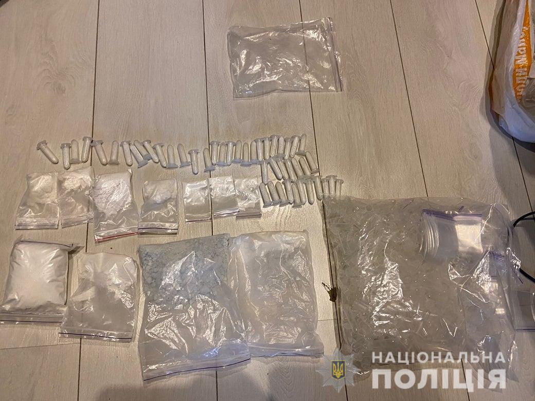 Наркотики на мільйон. Київське подружжя організувало бурхливу діяльність «на замовлення»