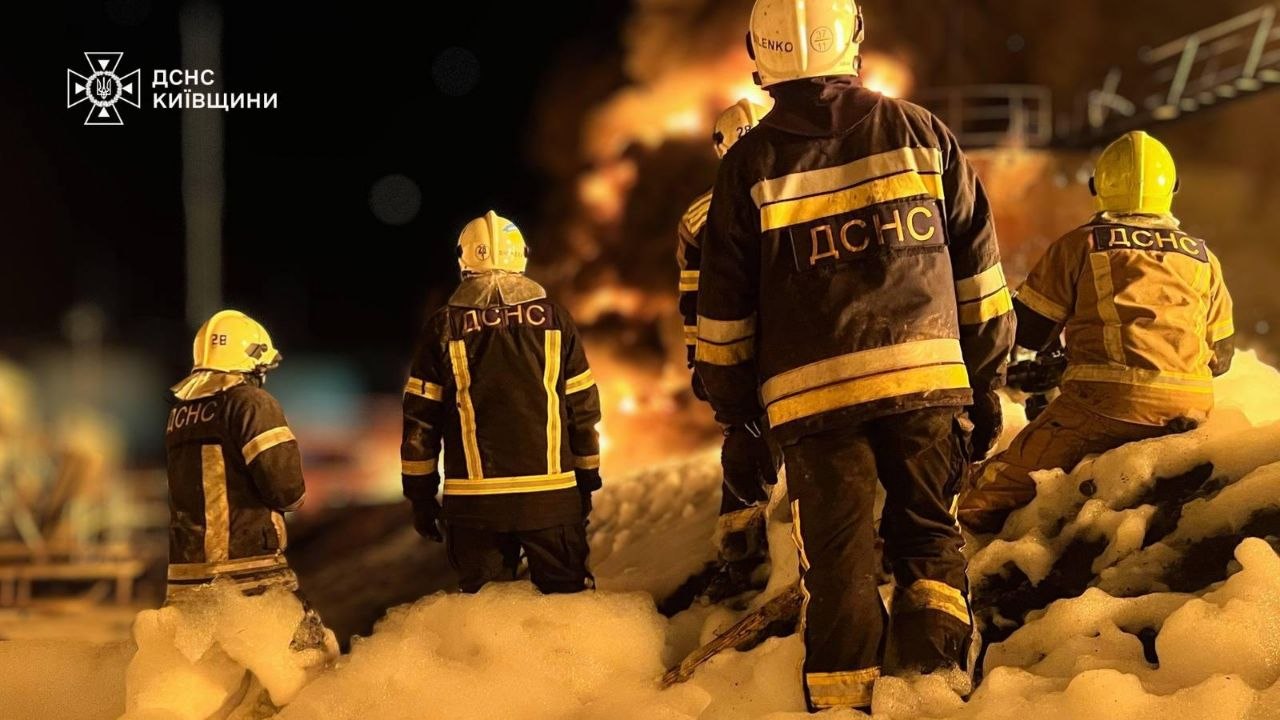 Вночі поблизу Києва пролунали вибухи: з'явилися фото з місця сильної пожежі