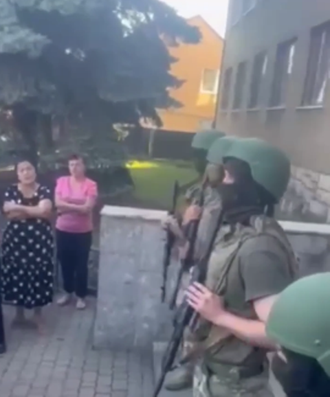 На Закарпатті мобілізували московських попів: прихожани прийшли під ТЦК захищати
