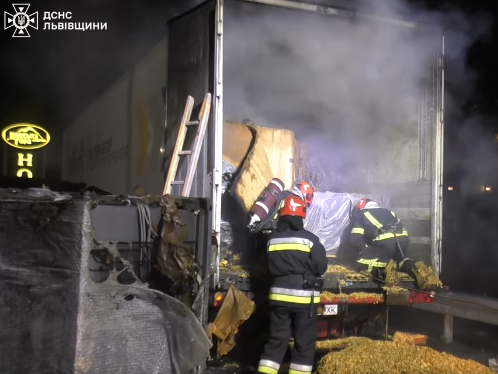 На трасі біля Львова виникла пожежа в причепі