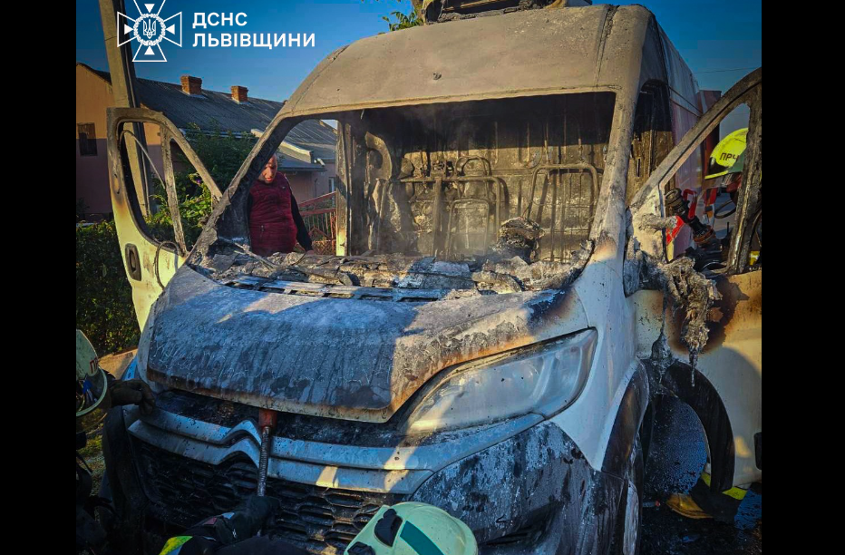 Біля Львова майже вщент згорів вантажний мікроавтобус